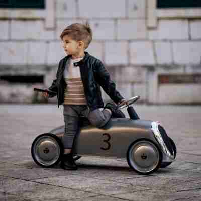 Enfant assis sur le porteur Rider Silver Baghera en situation de jeu