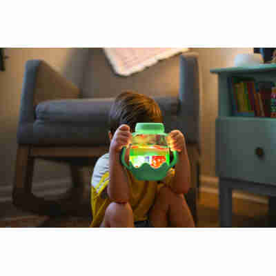 Bocal sensoriel Glo Pals allumé avec de l’eau et des éléments colorés