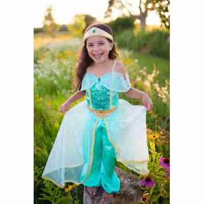 Enfant portant la robe de princesse Jasmine dans un jardin