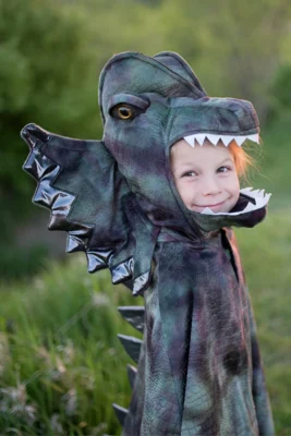 Détail de la tête de dilophosaurus avec dents blanches et mâchoire amovible