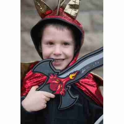 Enfant déguisé en chevalier tenant l’Épée du Dragon Great Pretenders