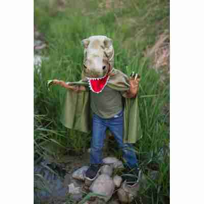 Enfant déguisé en T-Rex portant la cape Grandasaurus en extérieur