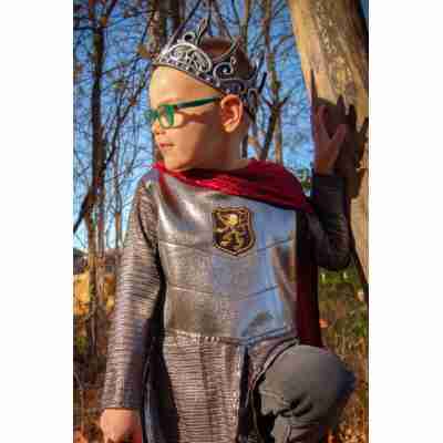 Enfant portant le costume Chevalier d’argent avec cape rouge en extérieur