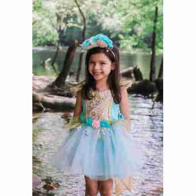 Enfant portant la robe de sirène turquoise près d’une rivière