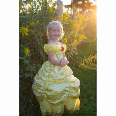 Enfant portant robe princesse dorée en extérieur