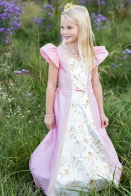 Robe de princesse parisienne rose poudré et crème avec broderies dorées portée par une enfant