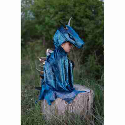 Enfant portant la cape Dragon de la Nuit Étoilée avec capuche tête de dragon et cornes dorées