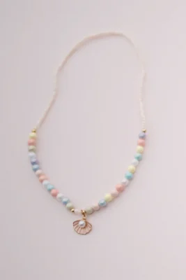 Détail collier coquillage pastel avec perles multicolores et pendentif marin