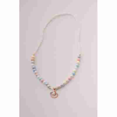 Détail collier coquillage pastel avec perles multicolores et pendentif marin