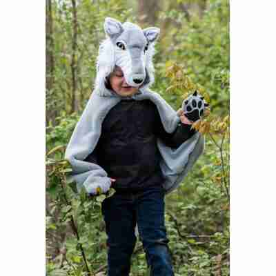 Enfant portant la cape de loup Great Pretenders en forêt