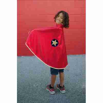 Enfant portant la cape rouge super héros avec étoile dorée