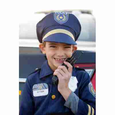 Détail de l’insigne argenté du costume policier