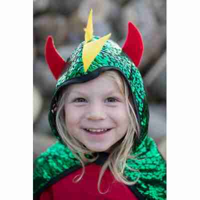 Détail de la capuche dragon verte avec cornes et crête jaune