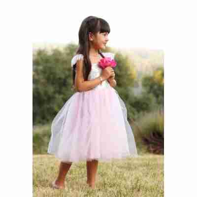 Robe de princesse à sequins irisés portée par enfant