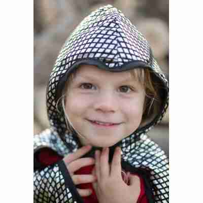 Détail de la capuche argentée style armure de la cape chevalier