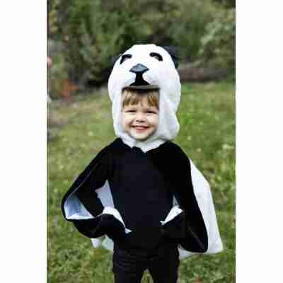 Enfant portant la cape panda avec poches en forme de pattes