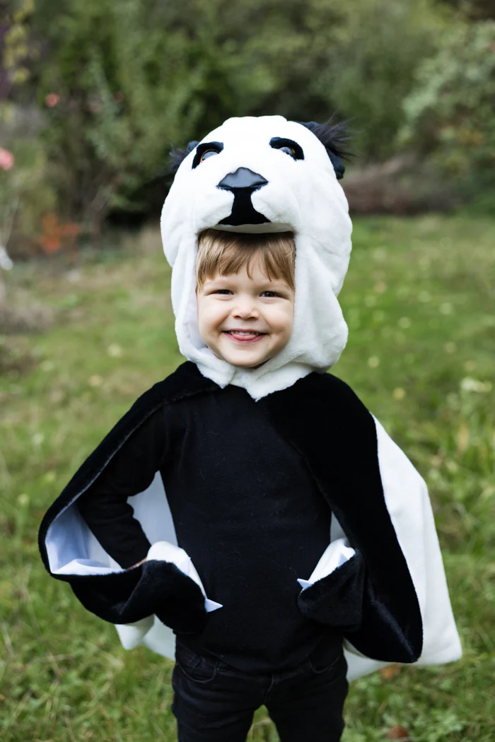 Cape panda 2 Enfant portant la cape panda avec poches en forme de pattes