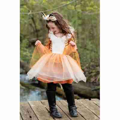 Enfant portant la robe Renard des Bois en extérieur