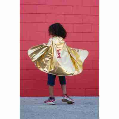 Enfant portant la cape dorée avec éclair rouge pailleté