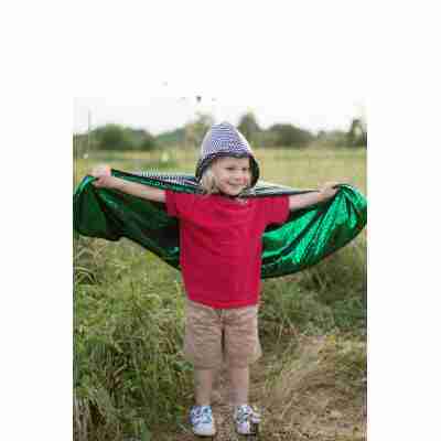 Enfant tenant la cape réversible chevalier et dragon Great Pretenders en extérieur