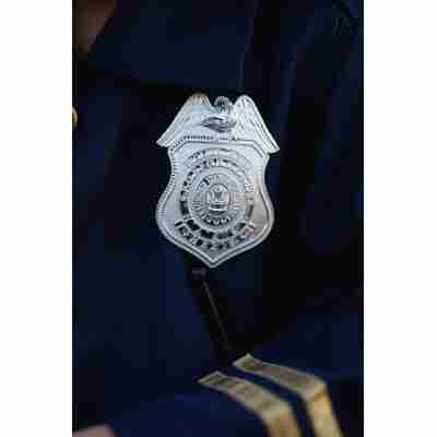 Détail de l’insigne argenté du costume policier