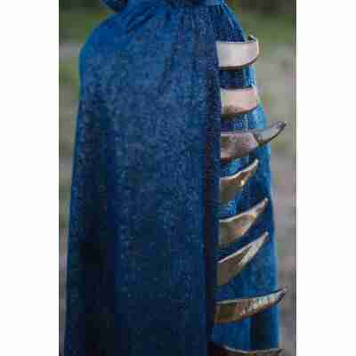 Détail des écailles dorées sur la cape du Dragon de la Nuit Étoilée bleu nuit scintillant