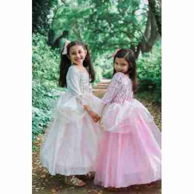 Deux enfants en robe de princesse rose et ivoire
