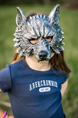 Masque de loup-garou Great Pretenders porté par un enfant en extérieur