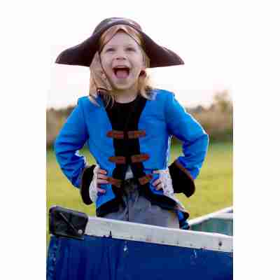 Enfant portant un déguisement de capitaine pirate