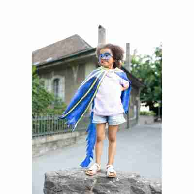 Enfant portant les ailes de dragon céleste bleues Great Pretenders avec masque