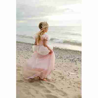 Enfant déguisée en princesse avec robe antique Great Pretenders sur la plage