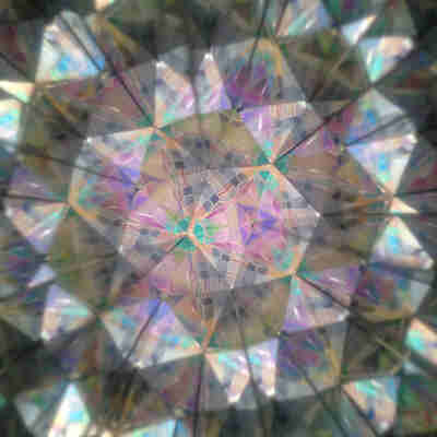 Motifs arc-en-ciel observés dans le kaléidoscope Polariscorpio