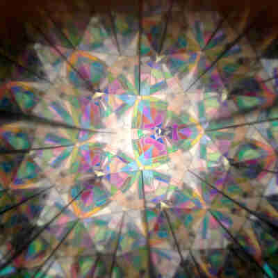 Effets lumineux et géométriques du kaléidoscope scientifique Polariscorpio