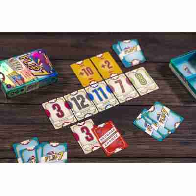 Partie de Flip 7 avec cartes étalées sur la table