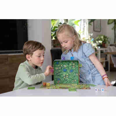 Enfants jouant au jeu escargots prêts partez autour de la boîte