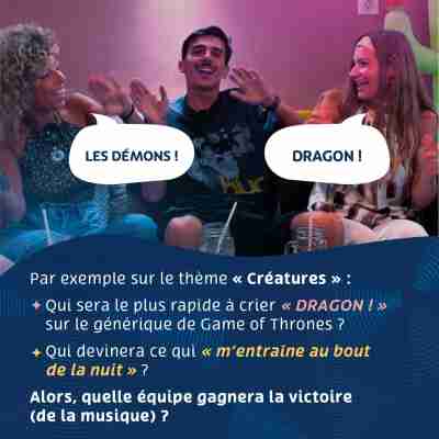 Joueurs en train de jouer à DJ Set en ambiance conviviale