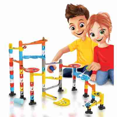 Enfants jouant au Marble Challenge Buki avec circuit de billes