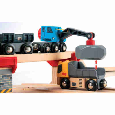 Grue magnétique chargeant un bloc de roche sur le circuit Brio