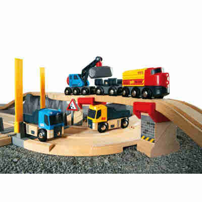 Circuit Brio rail et route avec train et camions de chantier