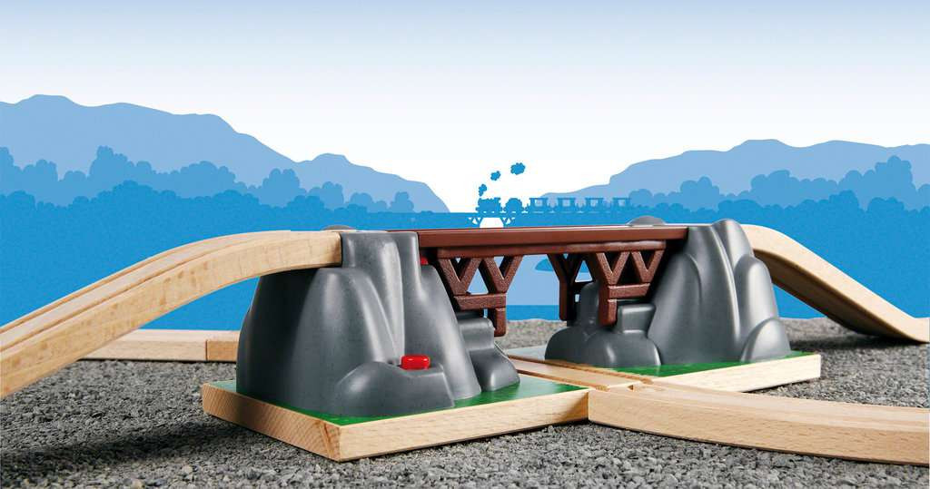 Pont Catastrophe - Brio 4 Pont Catastrophe BRIO installé sur un circuit de train en bois