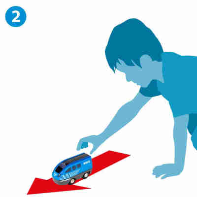 Enfant jouant avec la locomotive BRIO rétrofriction