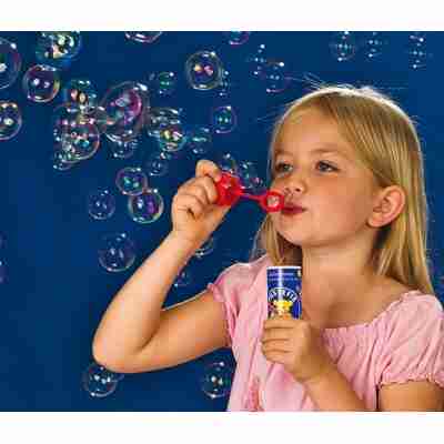 Enfant jouant avec des bulles de savon Bass et Bass
