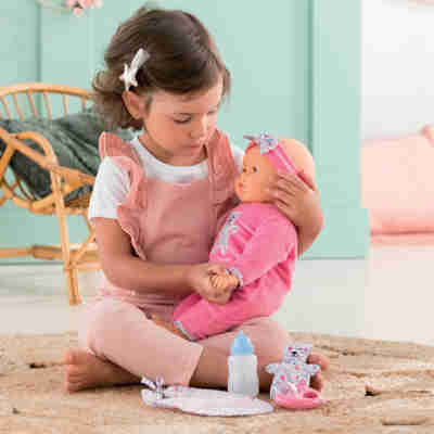 Enfant jouant avec le poupon Lucille Interactive Corolle