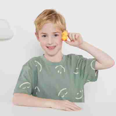 Enfant présentant sa création Super Clay Sunrise