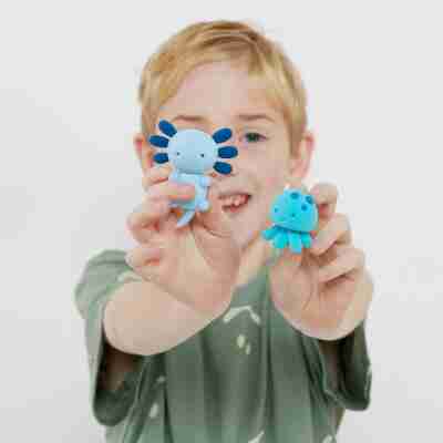 Enfant montrant ses créations Super Clay Océan