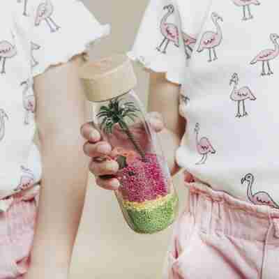 Enfant tenant la bouteille sensorielle Flamant rose Petit Boum
