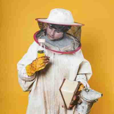 Enfant déguisé en apiculteur tenant une bouteille sensorielle Abeilles Petit Boum