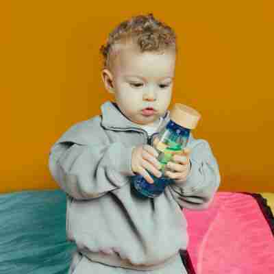 Enfant manipulant une bouteille sensorielle Spiral Blue Petit Boum