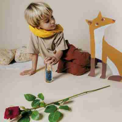 Enfant jouant avec une bouteille sensorielle Petit Prince Petit Boum