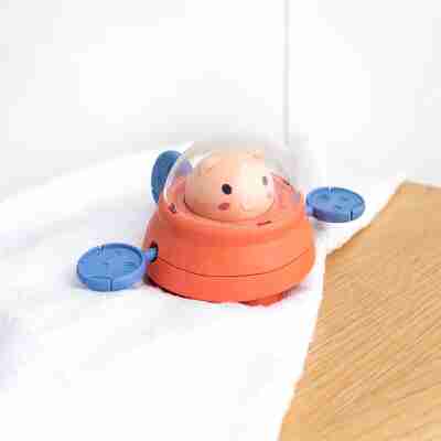 Ptit Loustic – Magasin de jeux et jouets à Saint-Étienne 2 Jouet de bain Space Piggy posé au bord de la baignoire